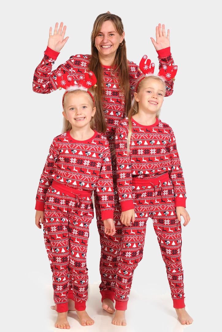Familien Weihnachtspyjama in Rot mit Rentieren und Weihnachtsbäumen aus Bio-Baumwolle