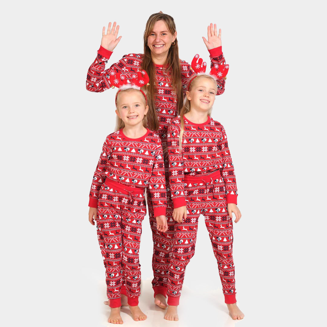 Familien Weihnachtspyjama in Rot mit Rentieren und Weihnachtsbäumen aus Bio-Baumwolle