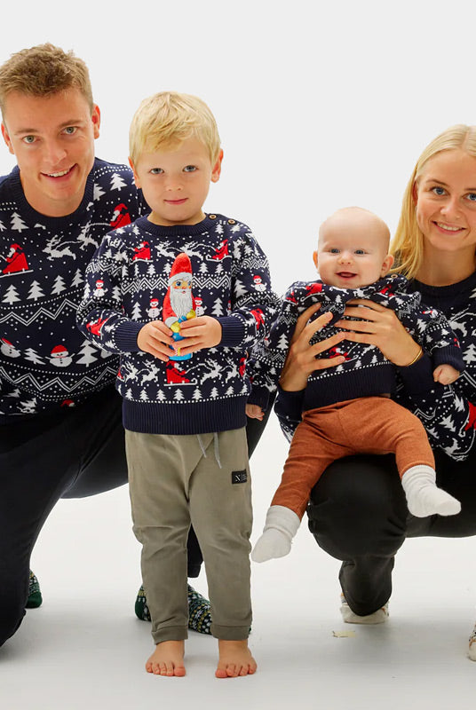 Weihnachtspullover Familien Blau mit Bäumen, Schneemännern und Weihnachtsmann