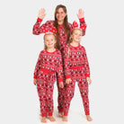 Familien Weihnachtspyjama in Rot mit Rentieren und Weihnachtsbäumen aus Bio-Baumwolle