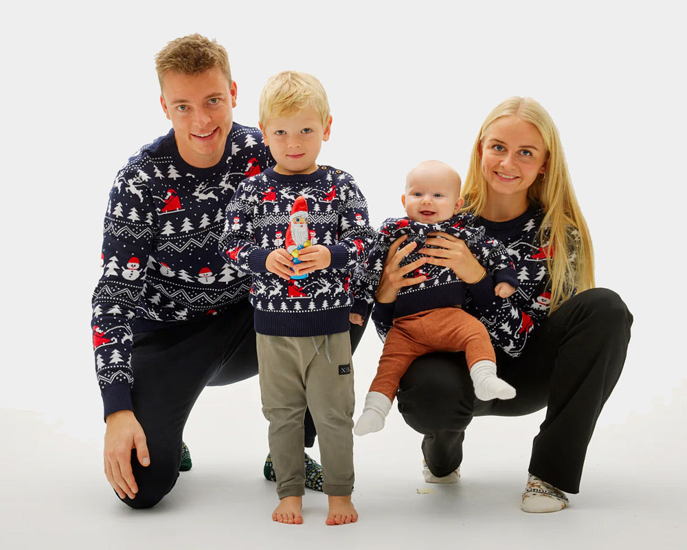 Weihnachtspullover Familien Blau mit Bäumen, Schneemännern und Weihnachtsmann
