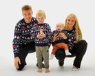 Weihnachtspullover Familien Blau mit Bäumen, Schneemännern und Weihnachtsmann
